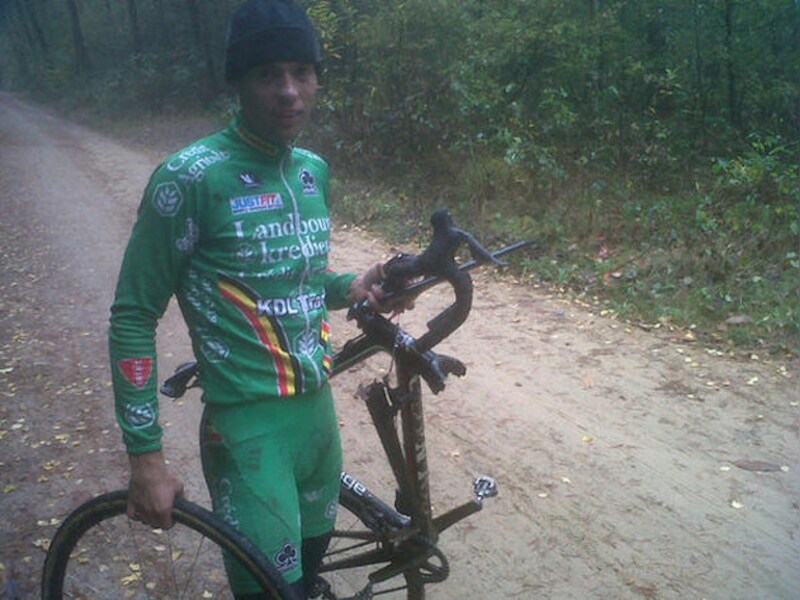 Vanthourenhout toont de schade aan zijn fiets.