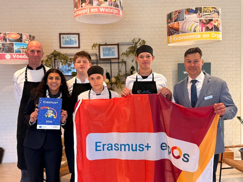 Leerlingen Jasmine, Milan, Joppe en Noah samen met hun leerkrachten en begeleiderrs Chris Vanmechelen en Bert Mertens.
