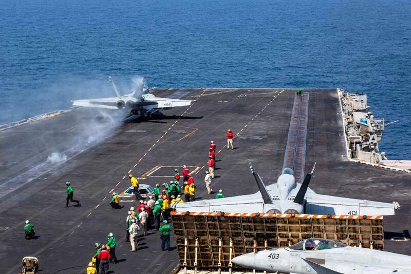 Beeld van gisteren. Een gevechtsvliegtuig stijgt op vanop de USS Abraham Lincoln ter ondersteuning van acties tijdens operatie 'Epic Fury', het grootschalig militair offensief van de Verenigde Staten en Israël tegen Iran.