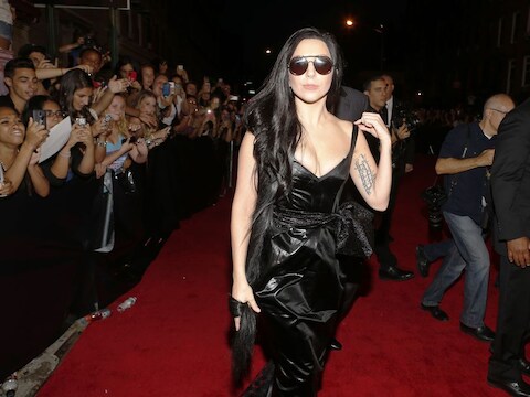 Op de cover zit Lady Gaga naakt met haar benen rond een glimmende blauwmetalen bal.