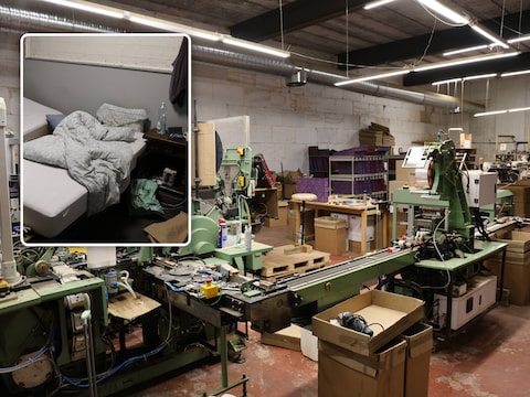 De douane ontmantelde de illegale sigarettenfabriek in een grote loods in Ninove. Inzet: een beeld van het slaapvertrek, waar op het moment van de inval 11 mensen lagen te slapen.