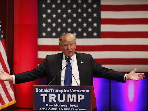 Donald Trump stuurde zijn kat naar het laatste tv-debat in Des Moines (Iowa), en organiseerde een eigen evenement.