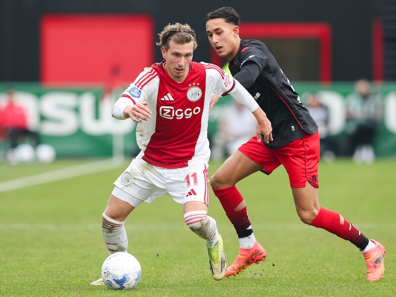 Zelfs twee doelpunten van Mika Godts volstaan niet: Ajax speelt gelijk bij laagvlieger Excelsior en blijft op de sukkel