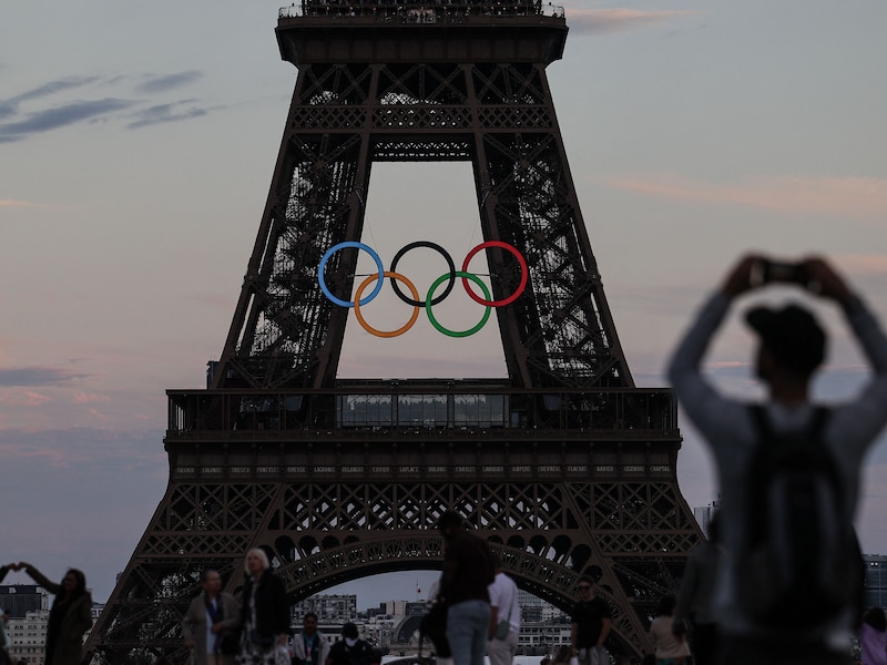 Erfgenamen ontwerper Eiffeltoren niet te spreken over ‘nieuwe’ look: “Olympische ringen mogen tot einde van het jaar blijven”