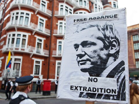 Protest bij de Ecuadoraanse ambassade in Londen.