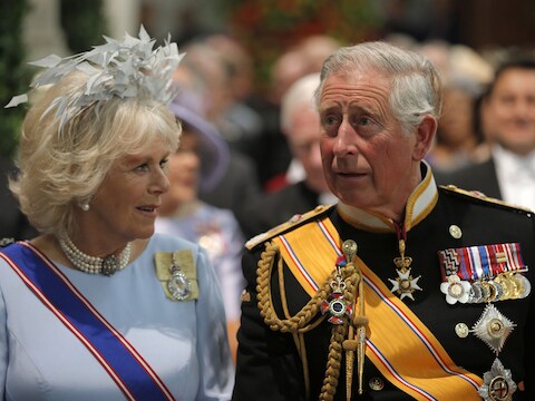 Prins Charles en zijn echtgenote Camila bij de inhuldiging van Willem-Alexander.