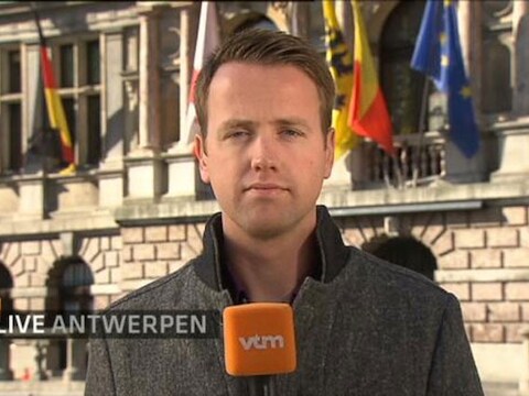 Philippe Beinaerts, voor het Antwerps Stadhuis.