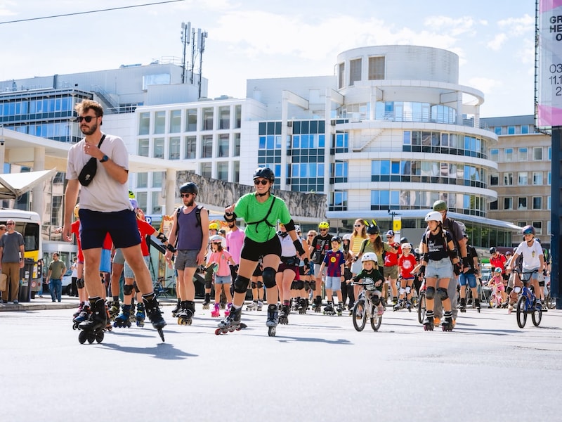 “Normaal zie je nooit mensen op skates in de stad, maar kijk nu”: Rollerparade is schot in de roos