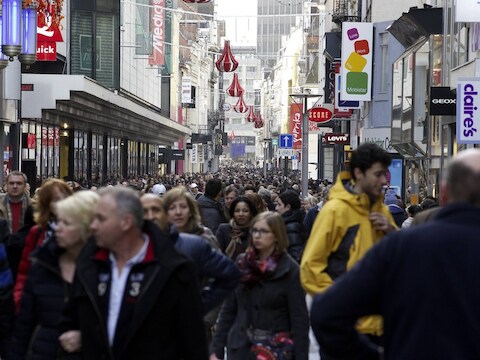 De Nieuwstraat in Brussel op de eerste dag van de solden.