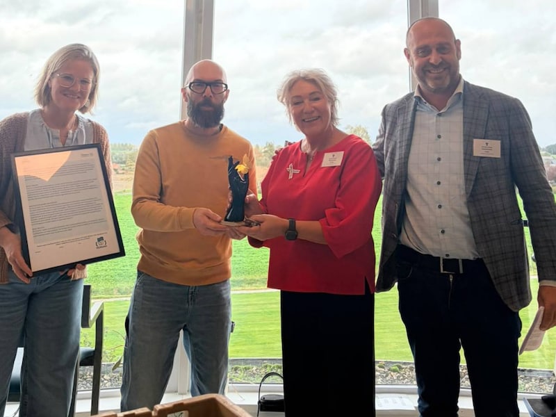 Dieter Opdecam (rechts) overhandigde de award aan directeur Lucrèse Claus en haar team.