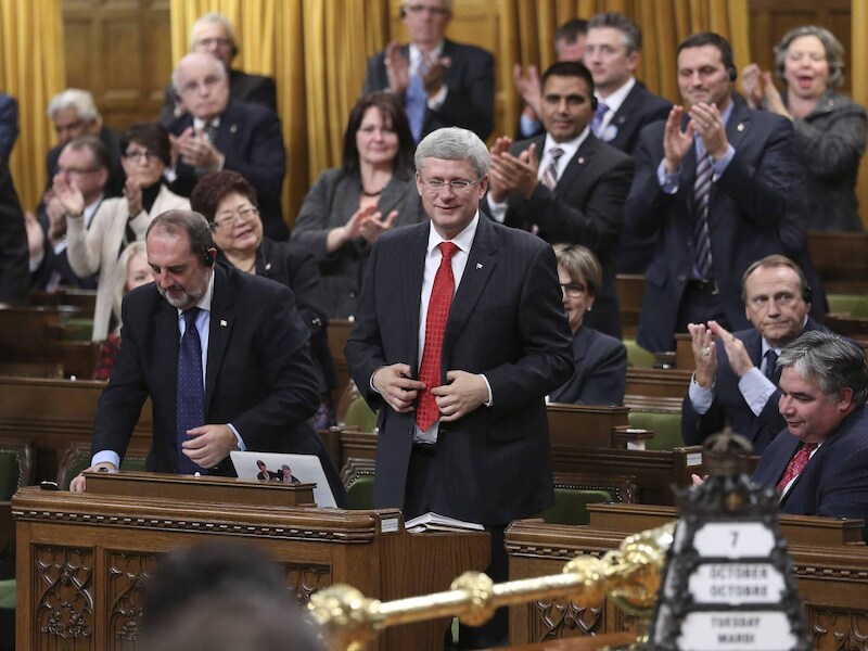 De Canadese premier Stephen Harper brengt de motie in stemming in het parlement.