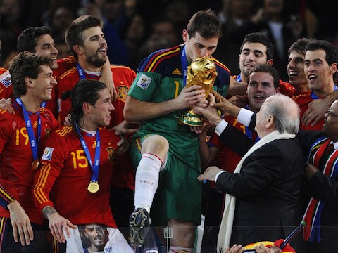 De Spaanse doelman Iker Casillas neemt de wereldbeker van 2010 in ontvangst.
