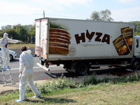 In de vrachtwagen die donderdag is aangetroffen langs een snelweg in Oostenrijk, bevonden zich meer dan zeventig lichamen van vluchtelingen.