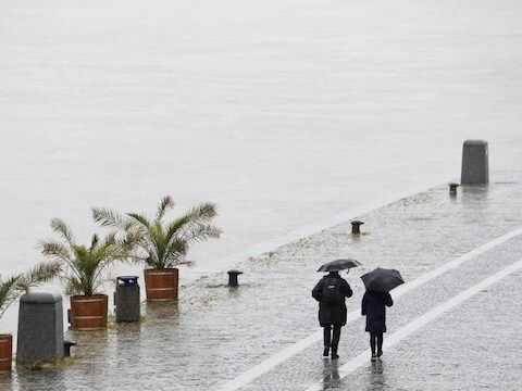 Het water van de rivier Moldau staat erg hoog.