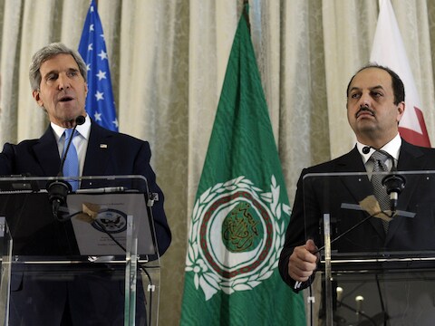 John Kerry met de Qatarese minister van Buitenlandse Zaken Khalid al-Attiya.