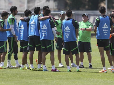 De Mexicaanse bondscoach Miguel Herrera spreekt zijn team toe tijdens een training.