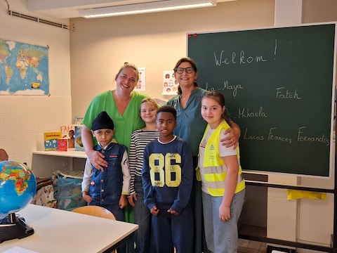 Juf Nancy en juf Katrien starten met Amalia-Maya, Elisa-Mihaela, Fateh
 en Lucas Frances, vier kinderen tussen 7 en 11 jaar oud.
