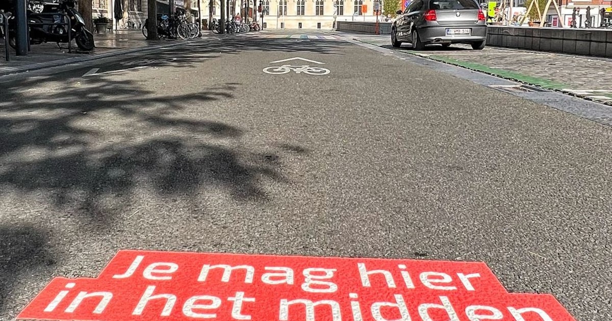 ‘Je mag hier in het midden fietsen’: nieuwe wegmarkeringen ondersteunen ...