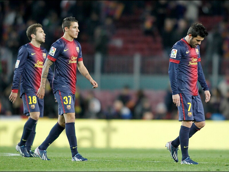 Tello naast Jordi Alba (achtergrond).