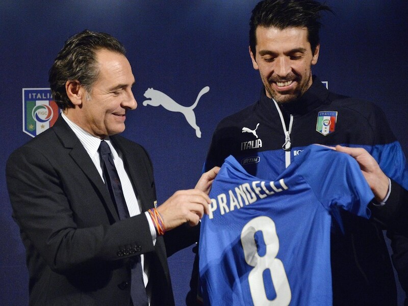 Prandelli (links) met doelman Buffon