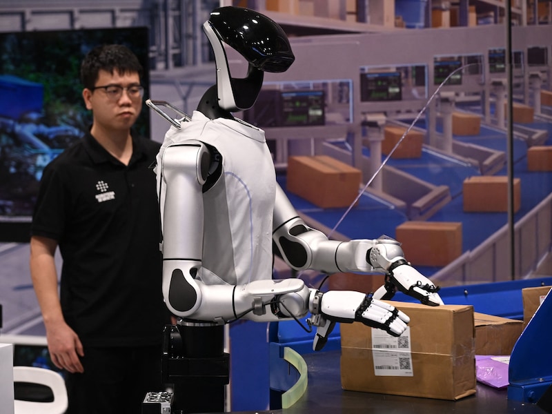 Een robot sorteert pakjes op de opening van de eerste internationale hub voor ‘Embodied AI’ in Hongkong.