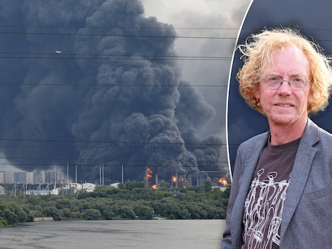 Rookpluimen boven een olieraffinaderij in Moskou: Hendrik Vos verwacht de komende weken meer van zulke aanvallen.