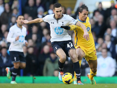 Bentaleb (l) in duel met de Marokkaanse aanvaller Marouane Chamakh van Crystal Palace.