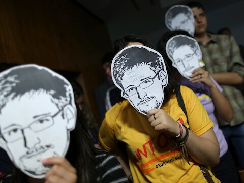 Demonstranten met maskers van Snowden.