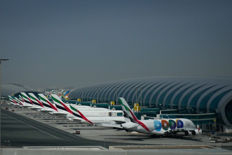 "Werkloze" Emiratesvliegtuigen geparkeerd aan de internationale luchthaven van Dubai.