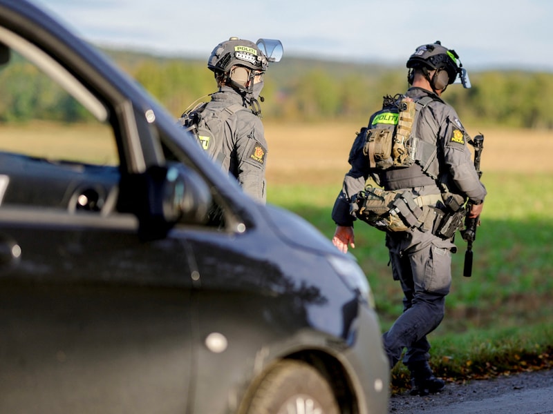 Politiediensten aan het werk bij het bos in Halden na de dodelijke schietpartij.