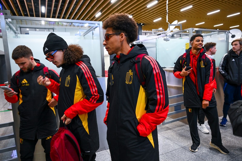 Witsel y Theate con sus gafas en el aeropuerto de Astana. 