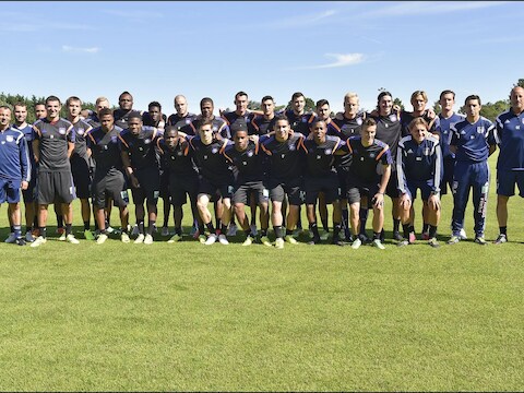 De 22 aanwezige spelers en de technische staf op de eerste training