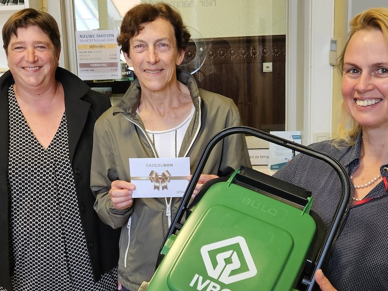 Onthaalmedewerker Inge Schillewaert, winnares van de gft-bakactie Marie-Rose Veldemen en Natalie Vanheule van de milieudienst.