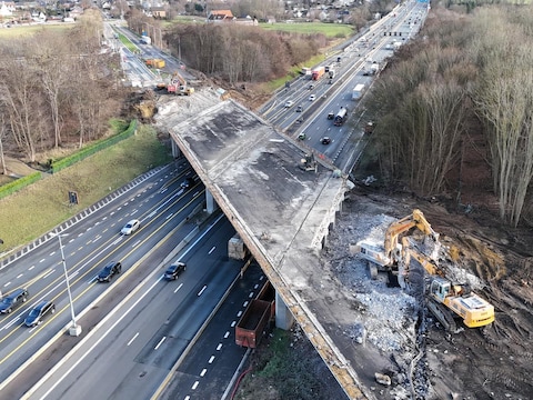 De oude brug over de E40 wordt gesloopt en vervangen