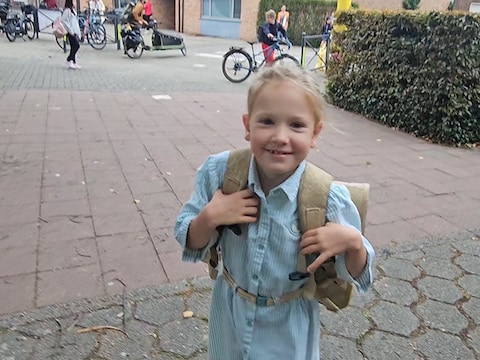Nore wandelt haar school blij binnen.