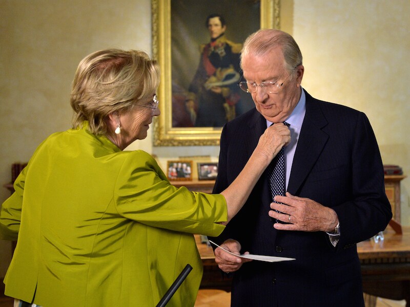 Koningin Paola fatsoeneert Albert II nog even vlak voor zijn toespraak.