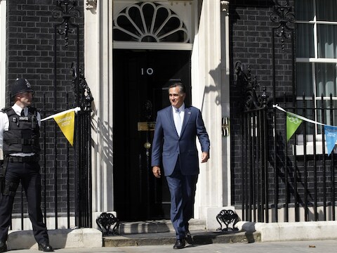 Romney bij het verlaten van Downing Street 10.