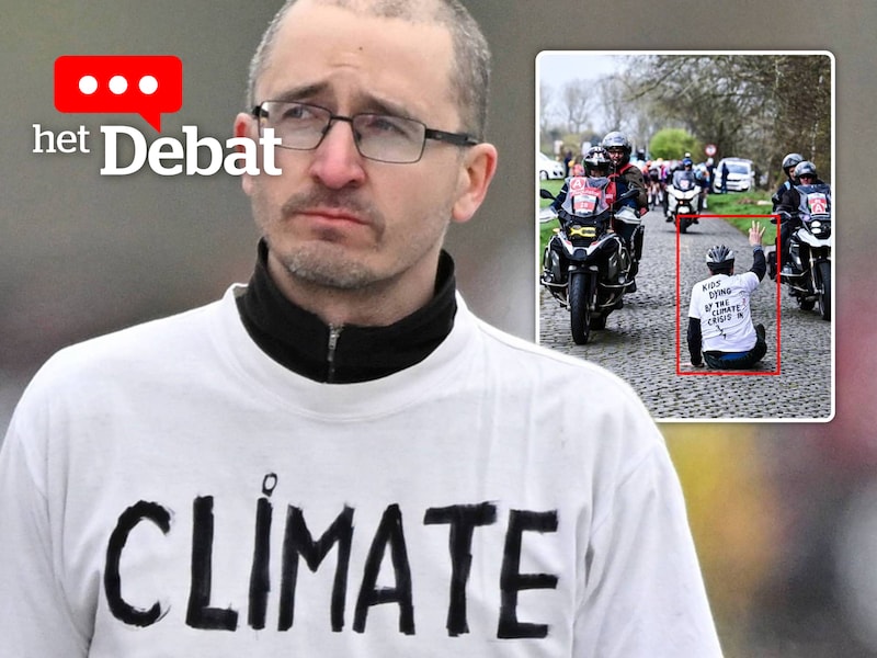 Wouter Mouton ging gisteren op de kasseien zitten vlak voor het peloton eraan kwam. Hij wil hiermee aandacht vragen voor de klimaatcrisis