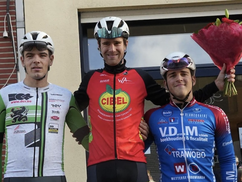 Matthew Van Schoor won in Kieldrecht voor Ben Squire en Kiany De Paepe.