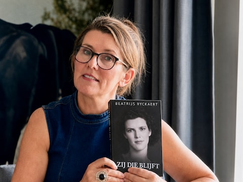 Beatrijs Rijckaert met het boek 'Zij die blijft', met mama Maria Cornelis op de cover.