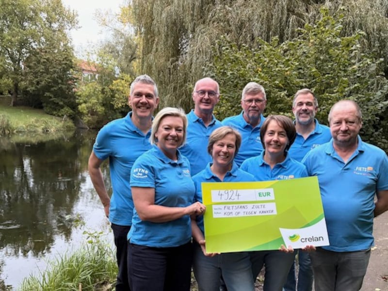 De Fietsfans Zulte met hun cheque voor Kom op tegen Kanker. 