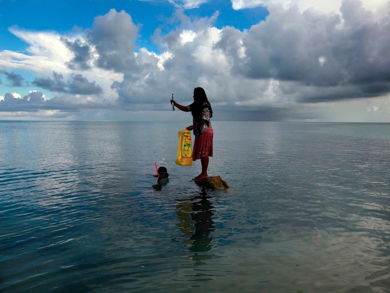 Een vissersvrouw in Kiribati, een eilandrepubliek in Oceanië.