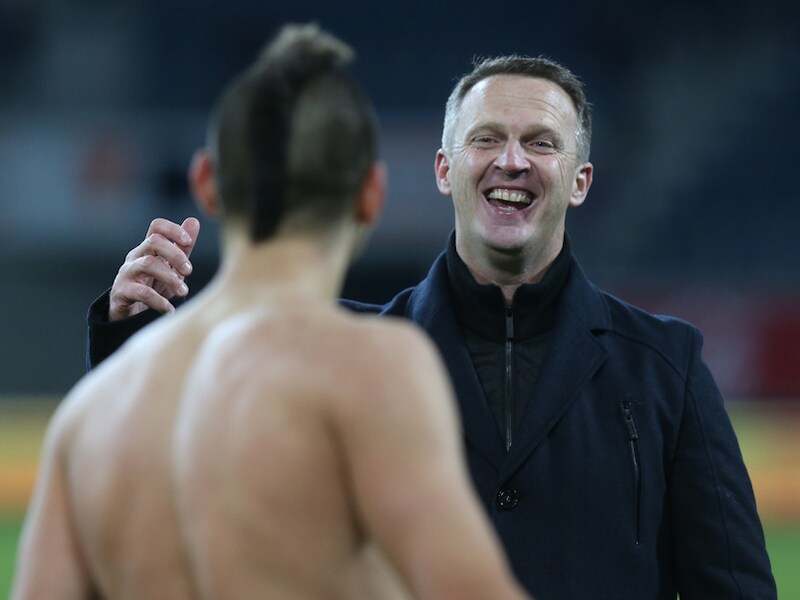 John van den Brom feliciteert Mitrovic met zijn winning goal.