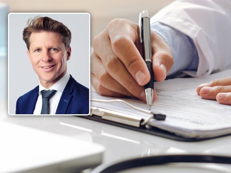 Illustratiebeeld van een dokter die een briefje voorschrijft. Inzet: N-VA kopstuk Axel Ronse.