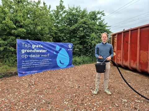 Schepen Thomas Van Oppens (Groen) vulde ook een emmertje aan de watercontainer.