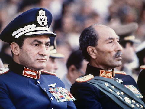 Moebarak en voorganger Anwar Sadat, hier net voor het militair defilé op 6 oktober 1981 waarbij Sadat om het leven kwam. Fundamentalistische militairen openden toen het vuur op de eretribune. Sadat stierf, vicepresident Moebarak raakte gewond, revalideerde en werd de nieuwe president.