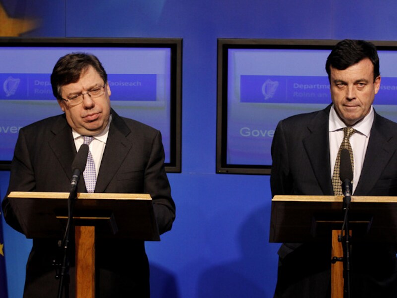 De Ierse premier Brian Cowen (links) naast financiënminister Brian Lenihan.