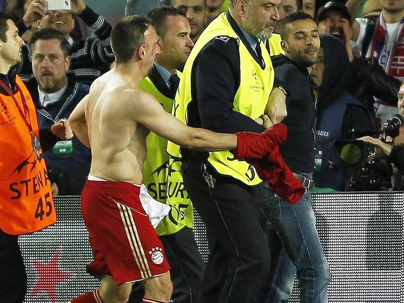 Franck Ribéry overhandigt zijn shirt