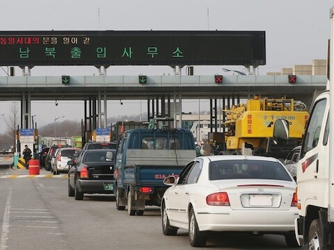 De drukte voor de grensovergang waardoor Zuid-Koreanen het Noord-Koreaanse Kaesong kunnen bereiken, lijdt niet onder de oorlogszuchtige taal van het noorden.