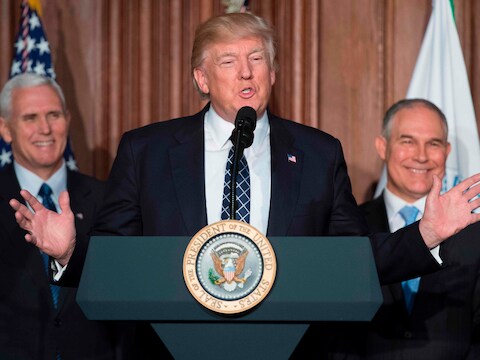 Donald Trump met vicepresident Mike Pence (links) en Scott Pruitt, directeur van het Environment Protection Agency (rechts).